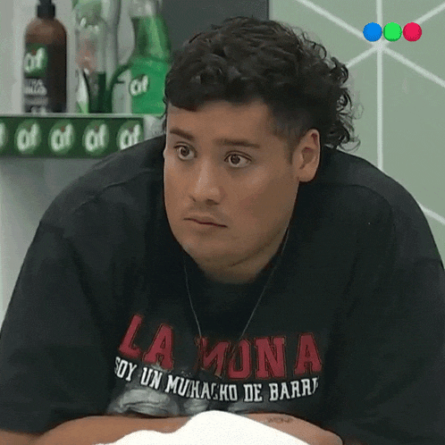 a man wearing a shirt that says la mona on it