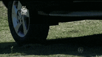 a close up of a car wheel with the words estrela on the side