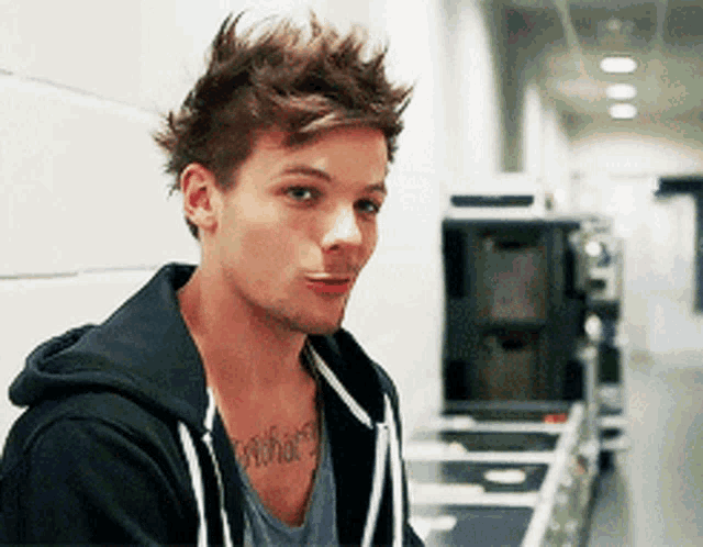 Louis Tomlinson One Direction GIF