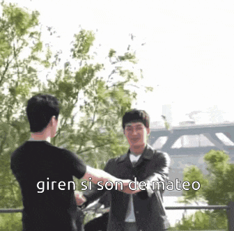two men are standing next to each other with the words giren si son de mateo written on the bottom