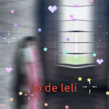 a blurry image of a cell phone with the words jo de leli in red