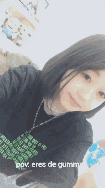 a girl taking a selfie with the caption " eres de gummy "