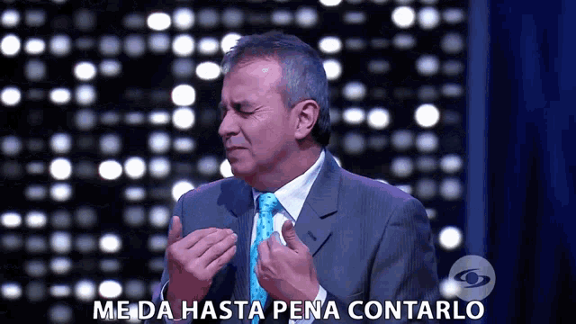 a man in a suit and tie says " me da hasta pena contarlo "