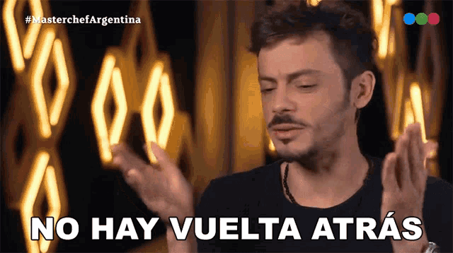 a man in a black shirt says " no hay vuelta atrás "