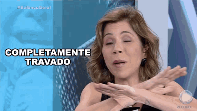 a woman making a cross with the words completamente travado behind her