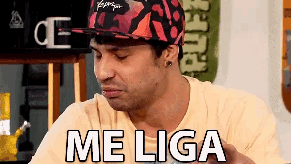 a man wearing a hat and a t-shirt says me liga