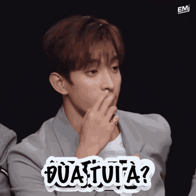 a man is covering his mouth with his hand and the word duatuta is written above him