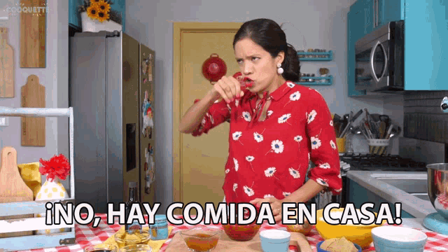 a woman in a kitchen with the words no hay comida en casa written below her