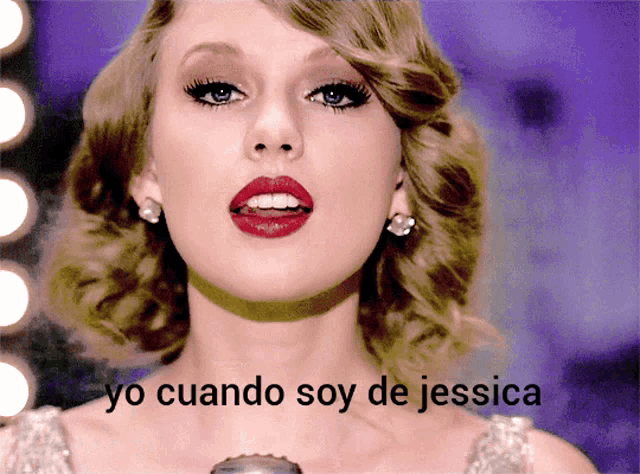 a woman with red lips and the words yo cuando soy de jessica