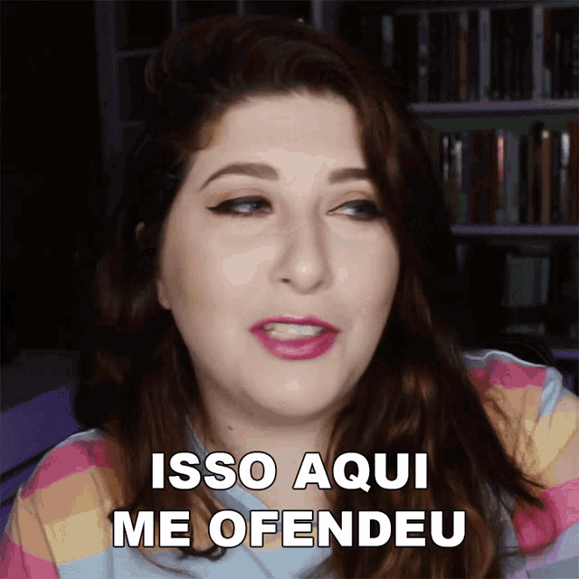 a woman is saying isso aqui me ofendeu