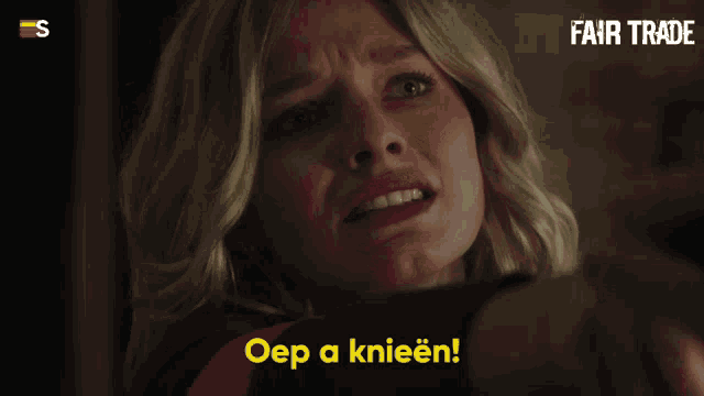 a woman is making a funny face with the words oep a knieen behind her