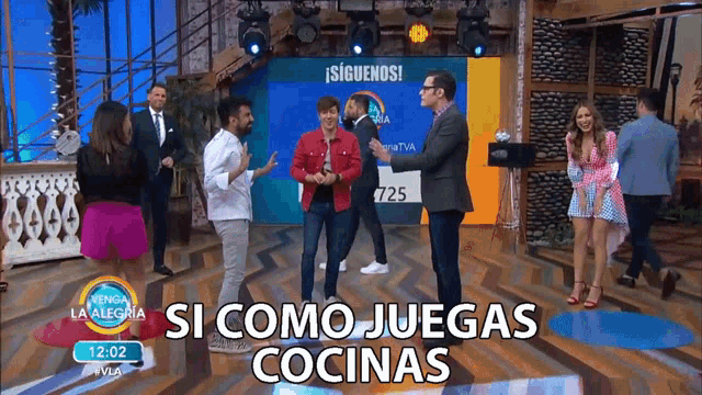 a group of people are on a stage with the words si como juegas cocinas