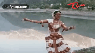 Bhanu Priya Eyes And Dance.Gif GIF - Bhanu Priya Eyes And Dance Swarna Kamalam Bhanu Priya GIFs