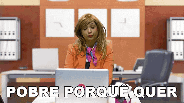 a woman sits at a desk in front of a laptop with the words pobre porque quer on the bottom