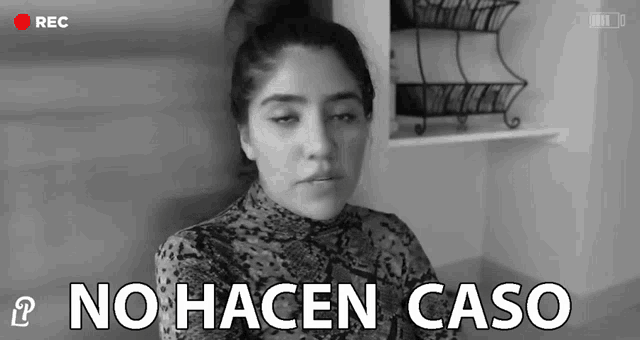 a black and white photo of a woman with the words no hacen caso in white letters