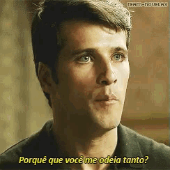 a close up of a man 's face with the words " porque que você me odeia tanto " on the bottom