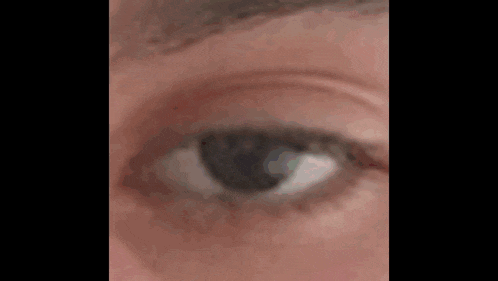 a close up of a woman 's eye with the words seni seviyorum derinnnn written above it