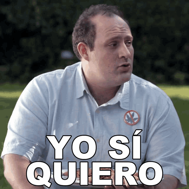 a man with a no smoking sticker on his shirt says " yo si quiero "