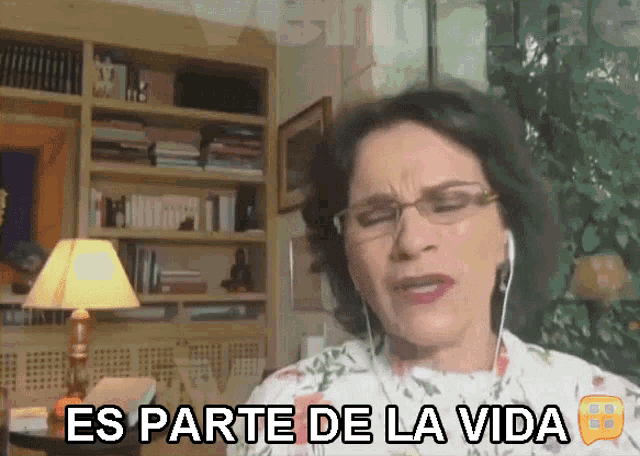 a woman wearing glasses and ear buds says es parte de la vida