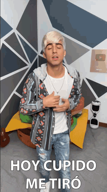 a young man singing with the words hoy cupido me tiro