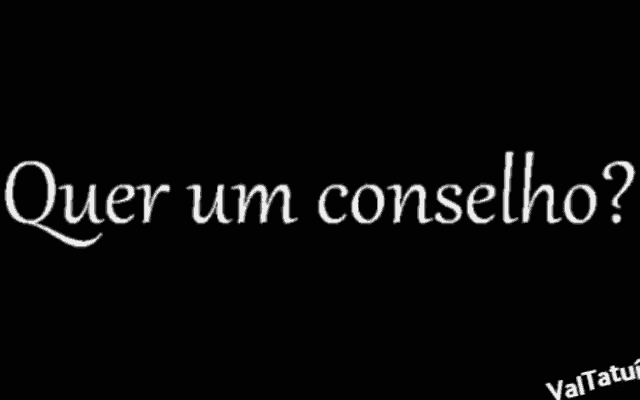 a black background with white text that says " voce ja reparou que se preocupa muito com quem nem liga para você "