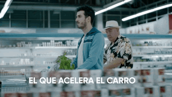 a man pushing a shopping cart in a store with the words el que accelera el carro below him