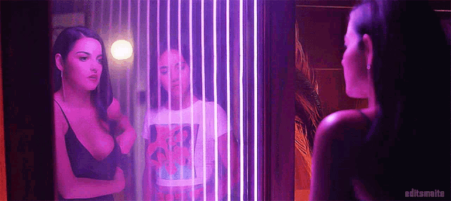 a woman looking at herself in a mirror with editsmalte written on the bottom right