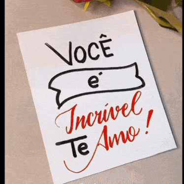 a piece of paper with the words você e incrivel te amo written on it