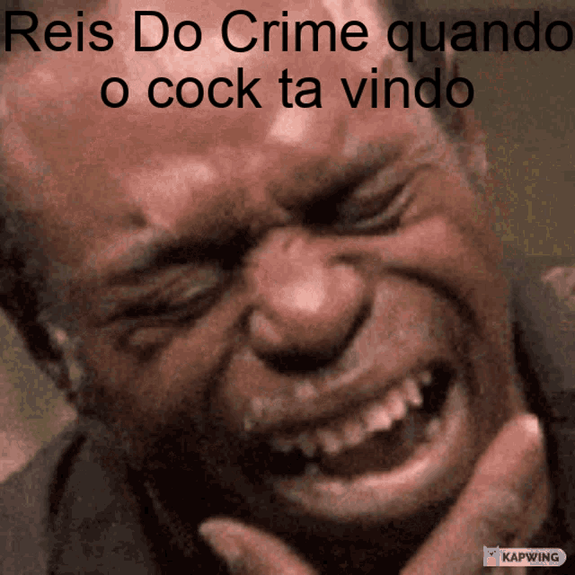 a man crying with the words reis do crime quando o cock ta vindo below him