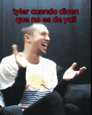 a man is laughing with the words tyler cuando dicen que no es de yuli
