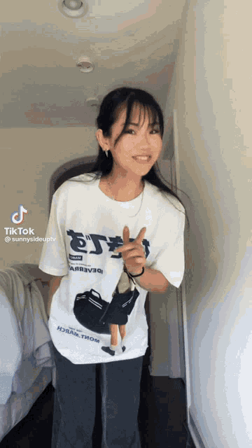 a woman wearing a white t-shirt that says " sunnysideuptv " on the front