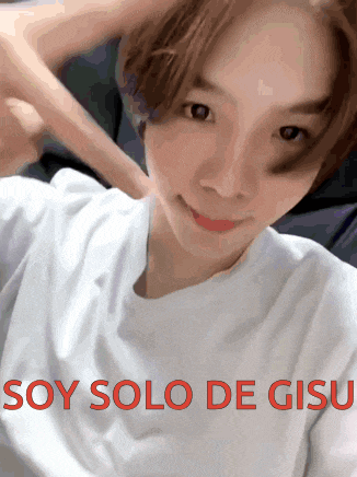 a young man taking a selfie with the words soy solo de gisu written on the bottom
