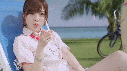 白石まい アイドルグループ乃木坂46 可愛い　美人 GIF - Mai Shiraishi Lawn Chair Vacation GIFs