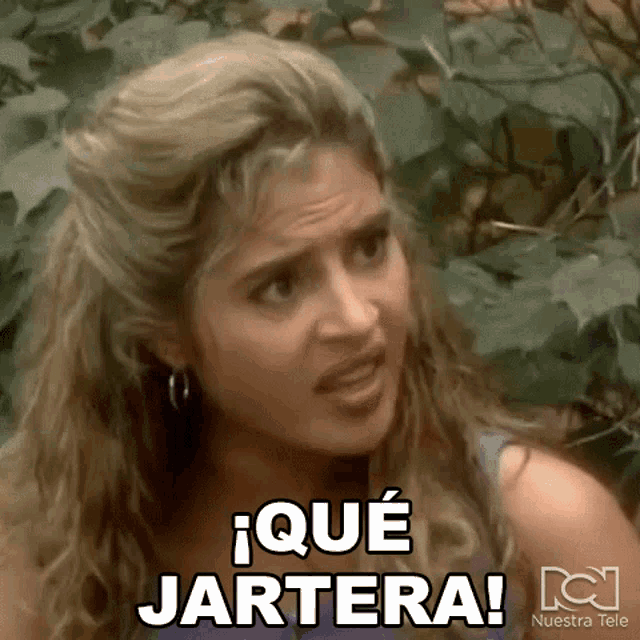 a woman is making a funny face and says que jartera .