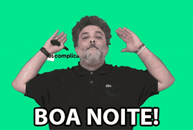 a man in a black polo shirt says boa noite on a green background
