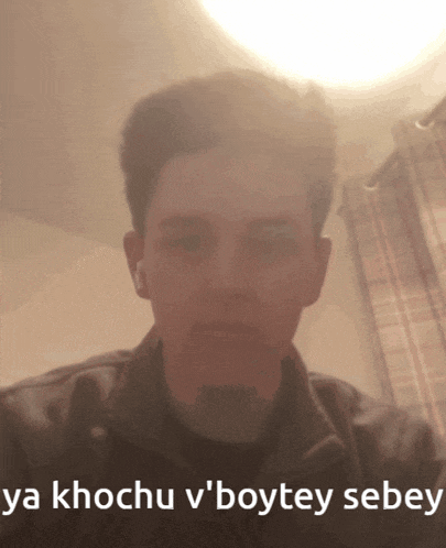 a man taking a selfie with the words ya khochu v ' boytey sebey written below him