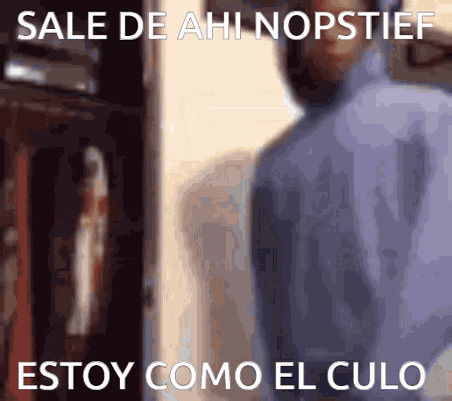 a blurred image of a person with the words sale de ahi nopstief