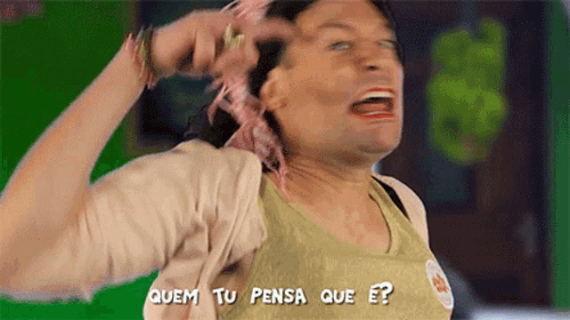 a woman is making a funny face with quem tu pensa que e written on the bottom