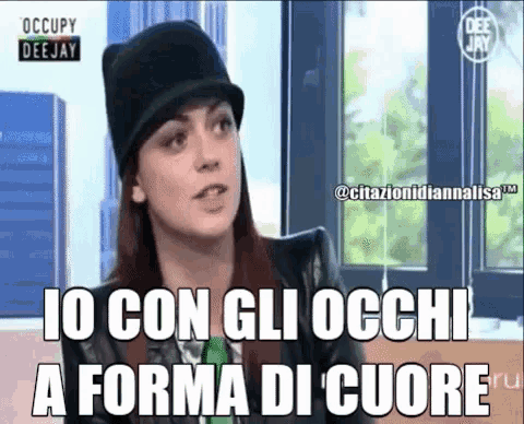 a woman wearing a hat says io con gli occhi a forma di cuore in a foreign language
