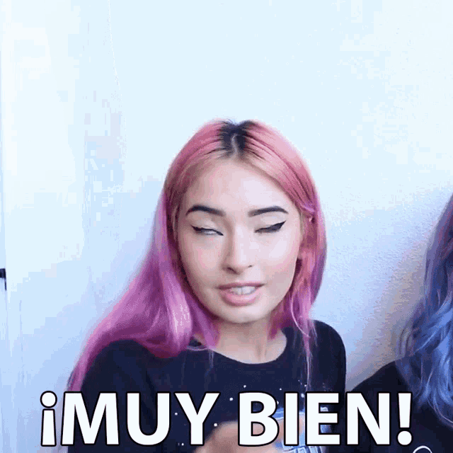 a girl with pink hair is making a face and says muy bien