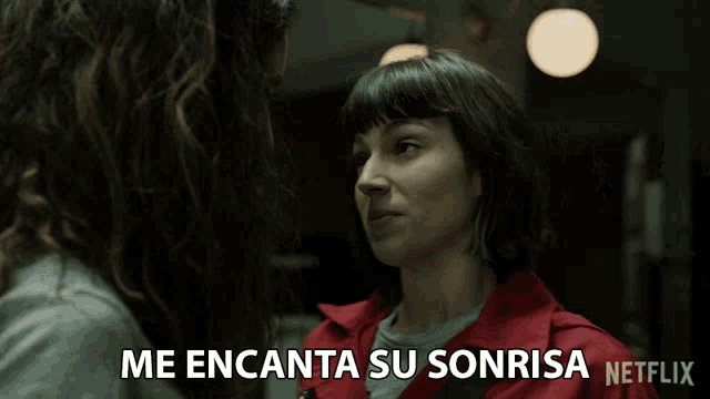 two women looking at each other with the words me encanta su sonrisa netflix on the bottom right