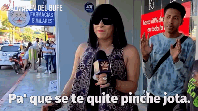 a woman talking into a microphone with the words pa que se te quite pinche jota behind her