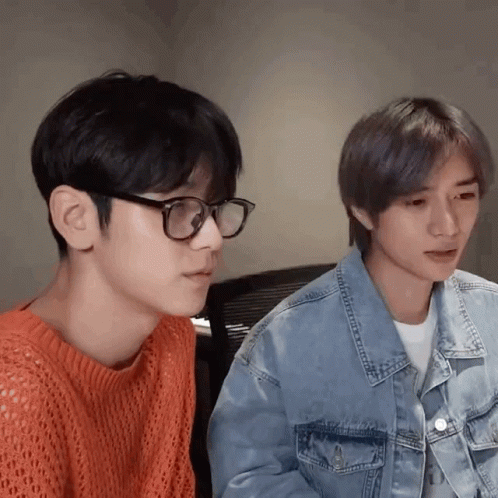 Txt Soobin And Beomgyu Looking At Eachother Confused Txt GIF - Txt Soobin And Beomgyu Looking At Eachother Confused Txt Tomorrow X Together GIFs