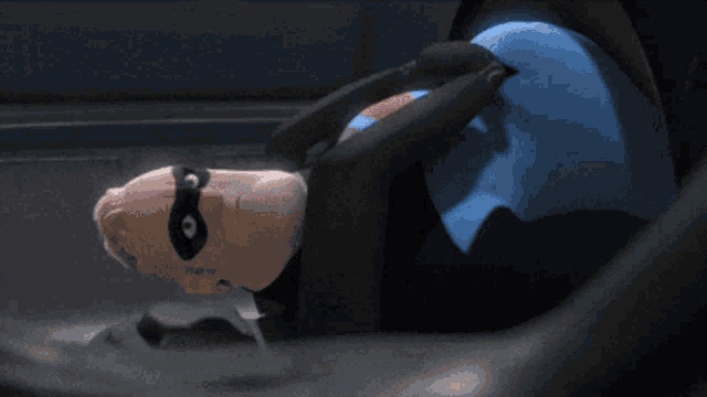 The Incredibles Mr Incredible GIF - The Incredibles Mr Incredible Cant Fit GIFs