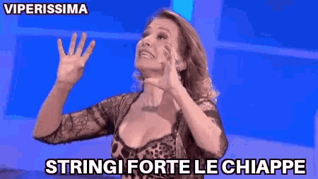 a woman in a leopard print dress says stringi forte le chiappe on a blue background