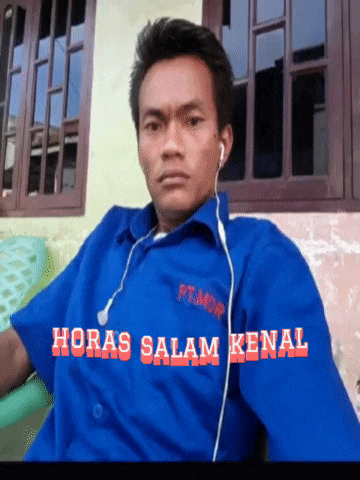 a man wearing a blue shirt that says horas salam kenal on it