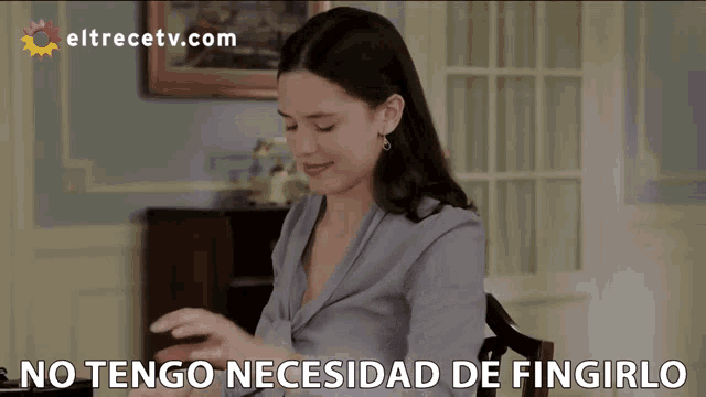 a woman is sitting in a chair with the words no tengo necesidad de fingirlo written on the bottom