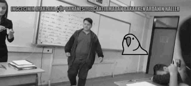 a black and white photo of a classroom with the words ingcecinin ayaklara cop bananesiyle caktirmadan bakarken