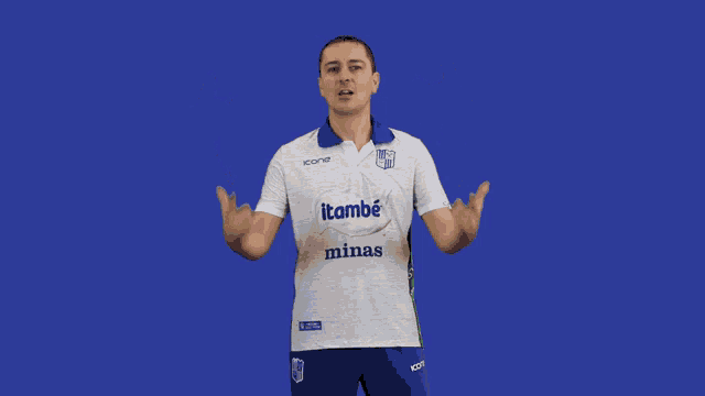 a man wearing a white shirt with itambé minas written on it