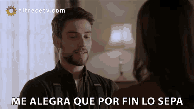 a man and woman are looking at each other with the words me alegra que por fin lo sepa below them